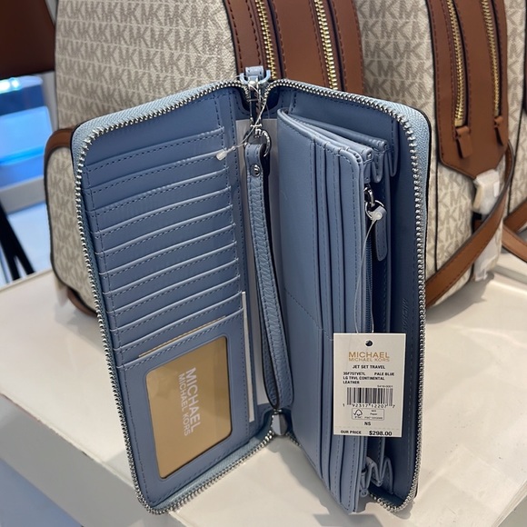 MICHAEL KORS
Leather Continental Wristlet Phone Case Wallet
Pale Blue
NWT - Picture 14 of 16